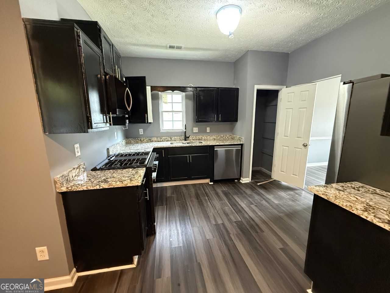 6463 Pine Bark Court Property Photo 4