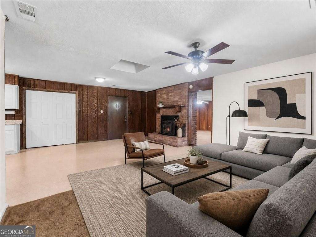 721 W 9th Street Property Photo 5