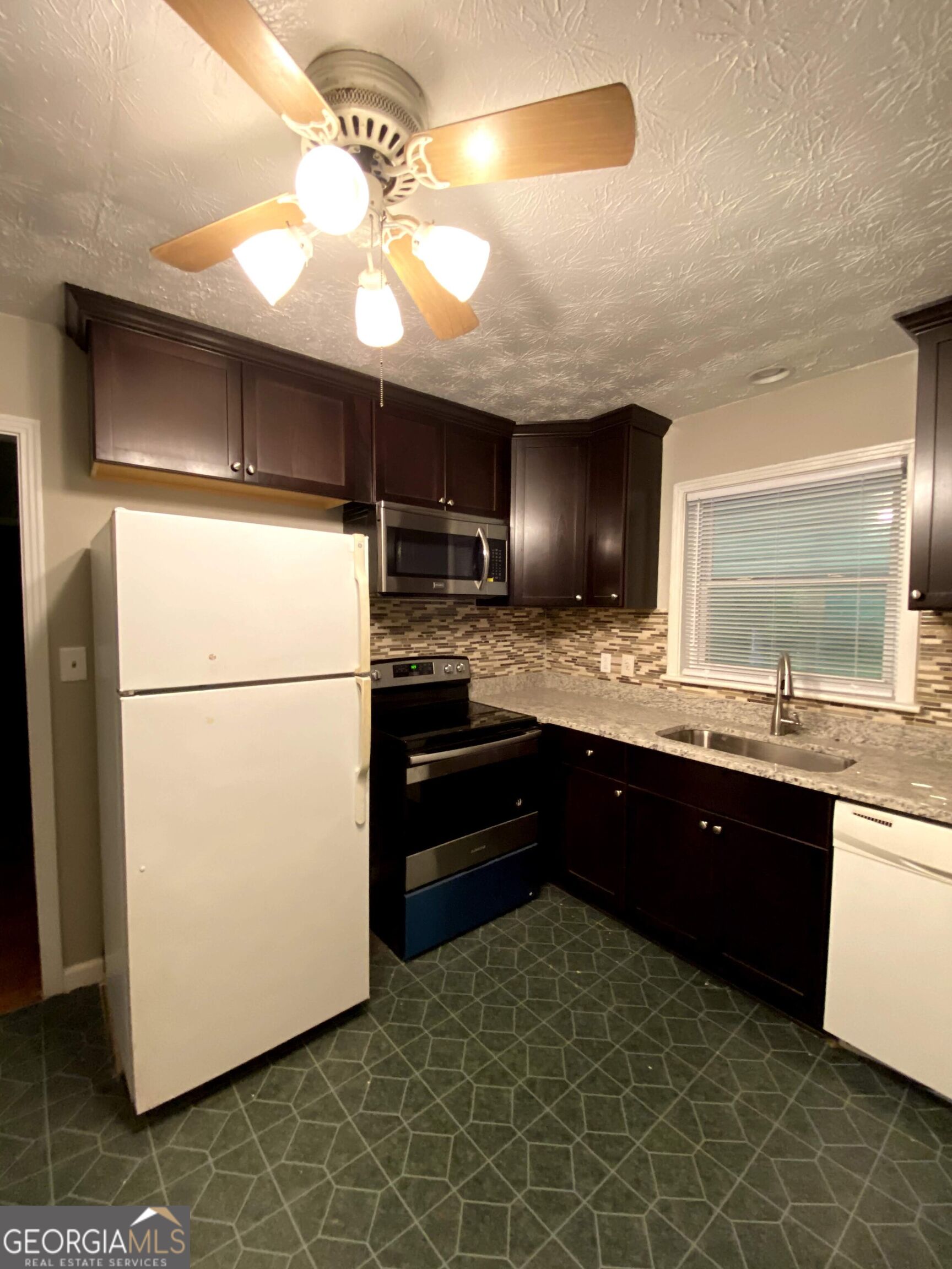 452 Windsor Drive Sw Property Photo 4