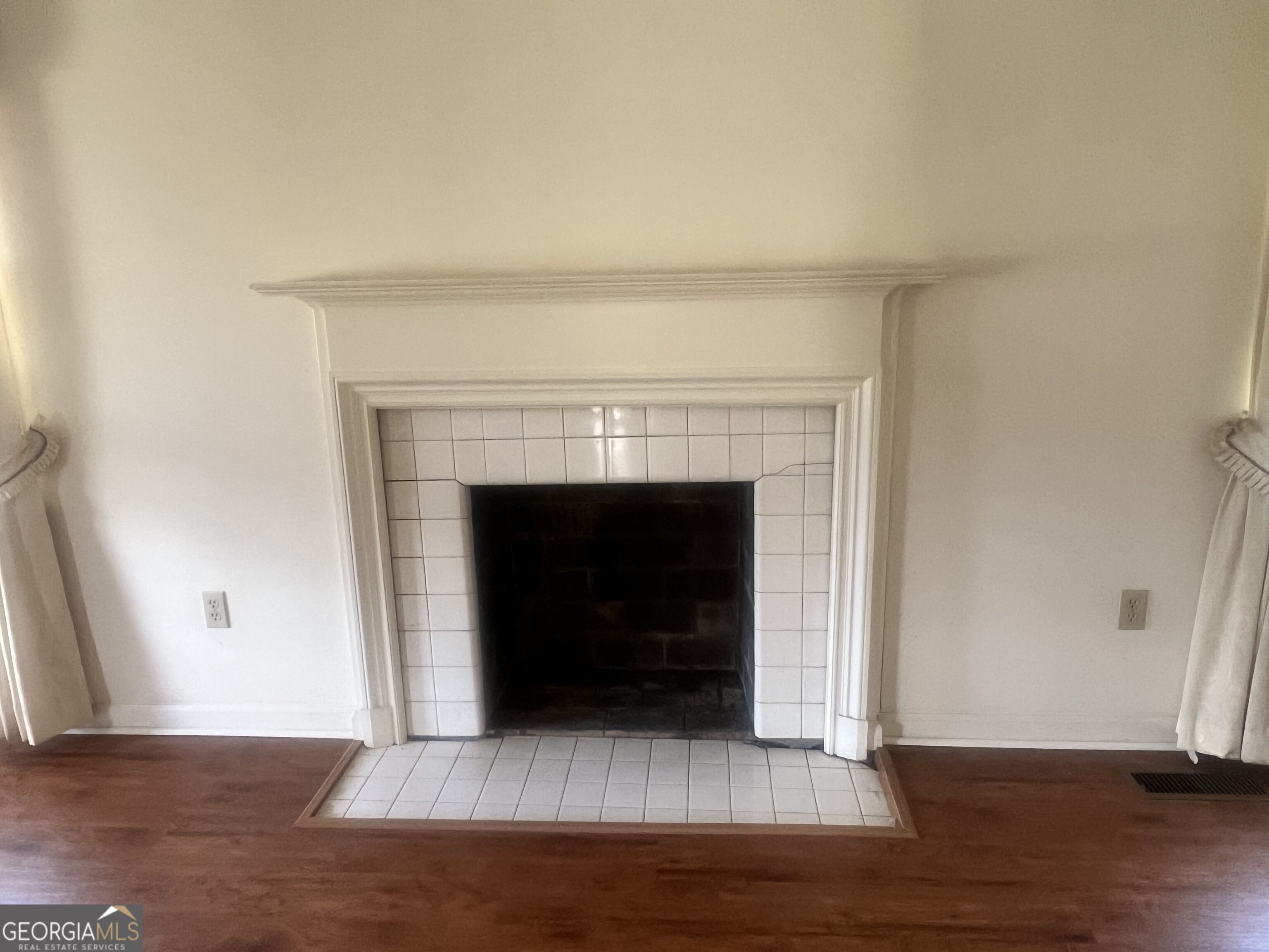 127 W Stuart Avenue Property Photo 4