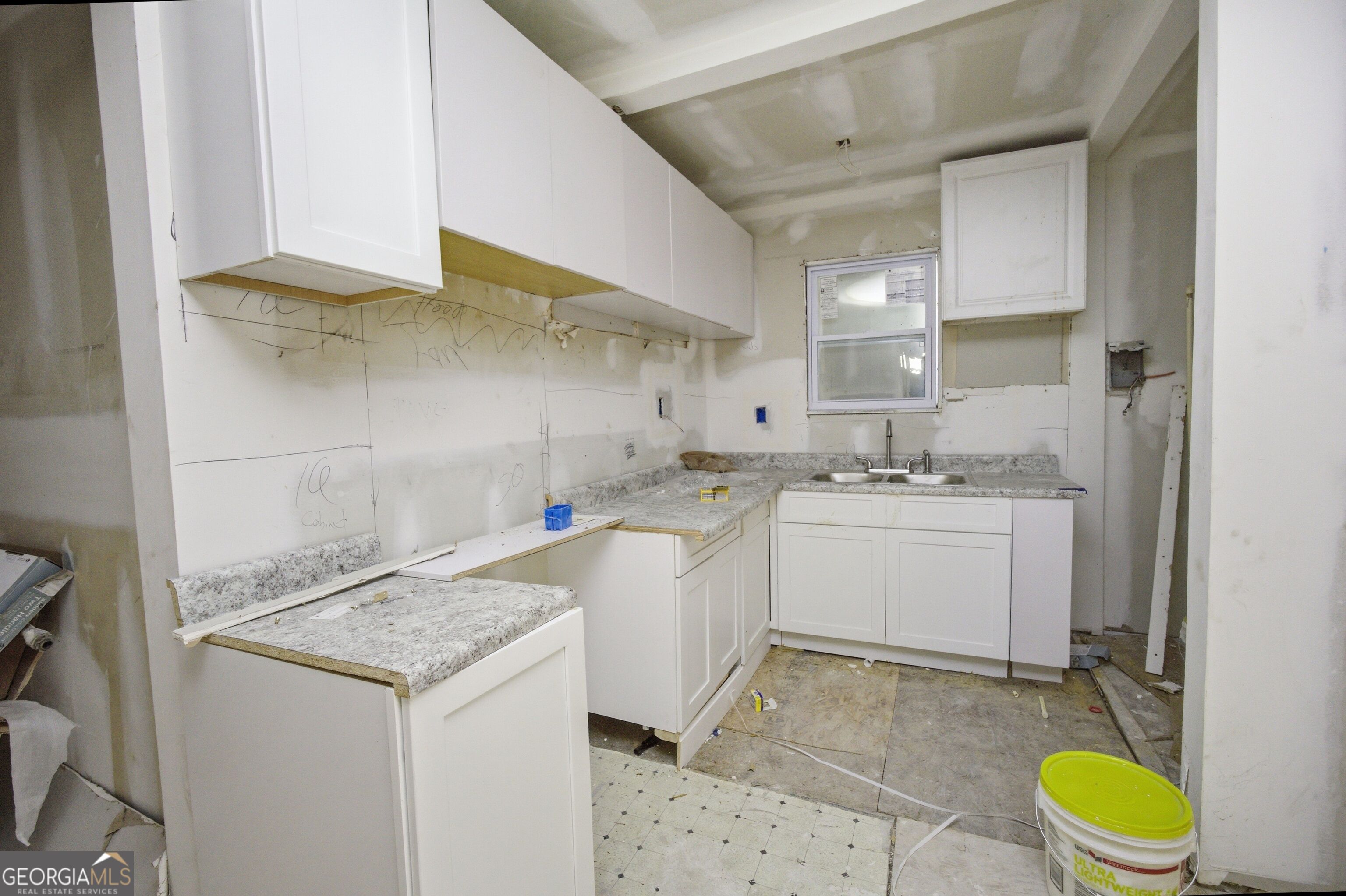 805 Ponce De Leon Avenue Property Photo 4