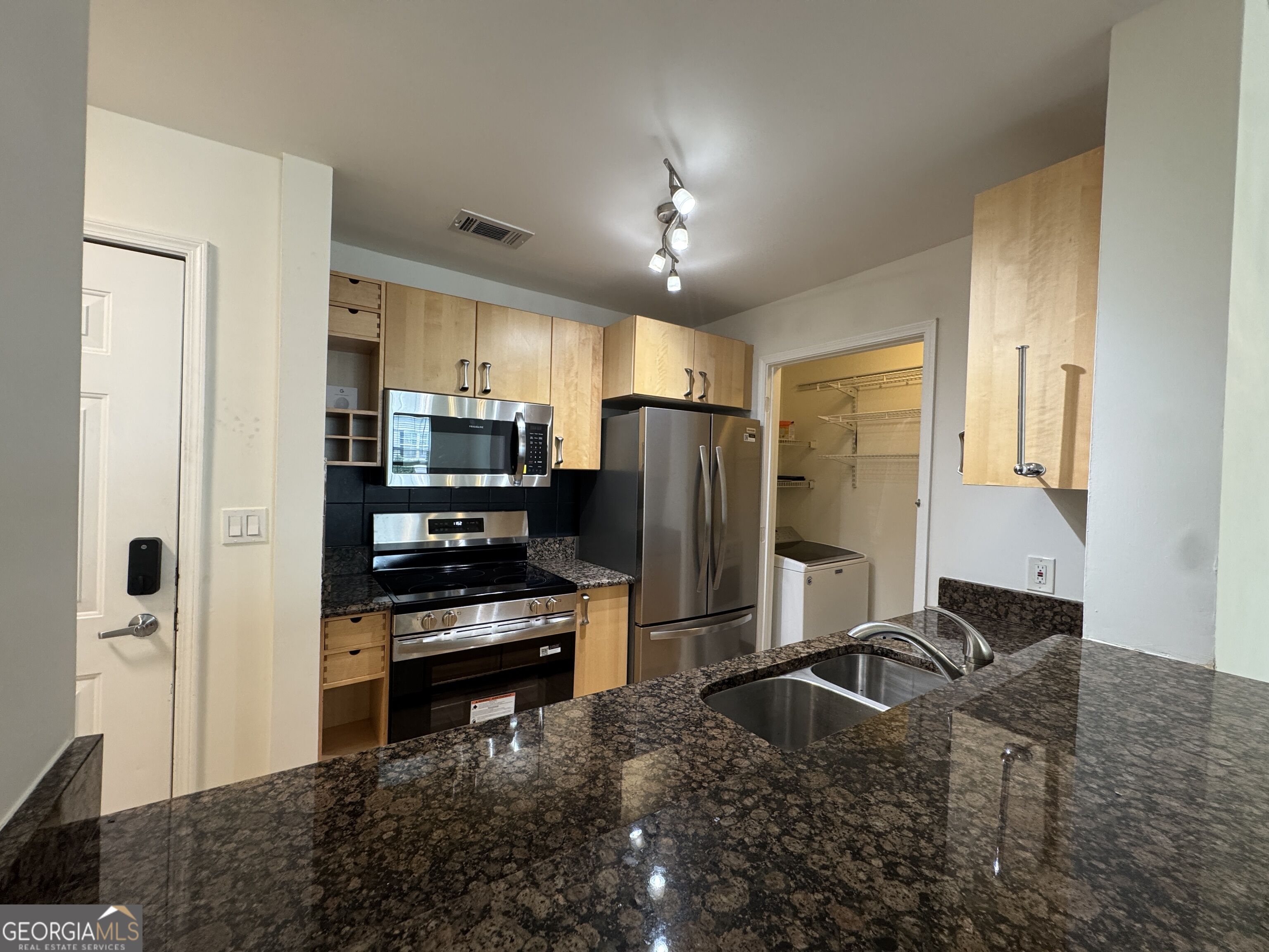 1074 Peachtree Walk Ne # B220 Property Photo 7
