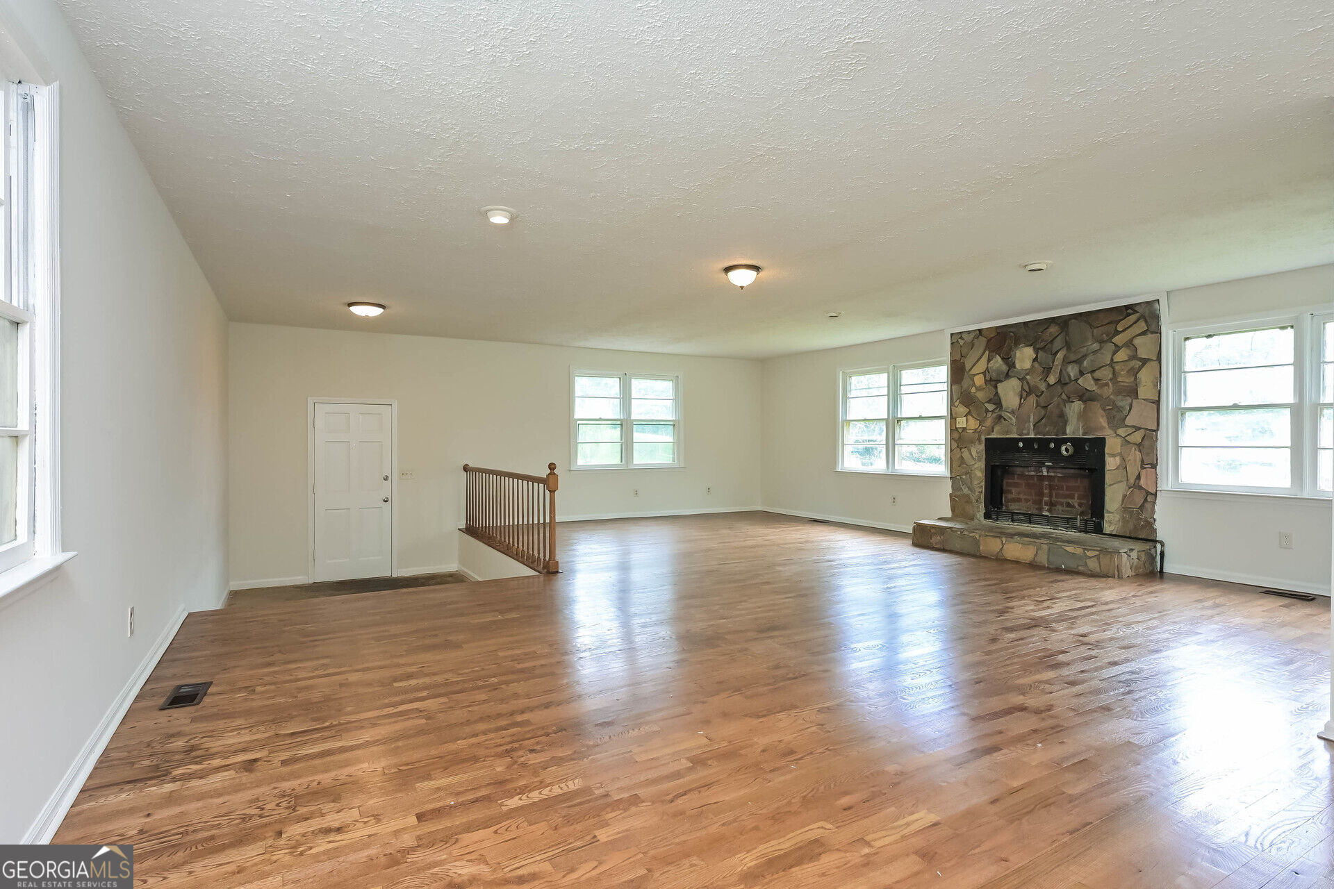 192 Sun Valley Drive Property Photo 3