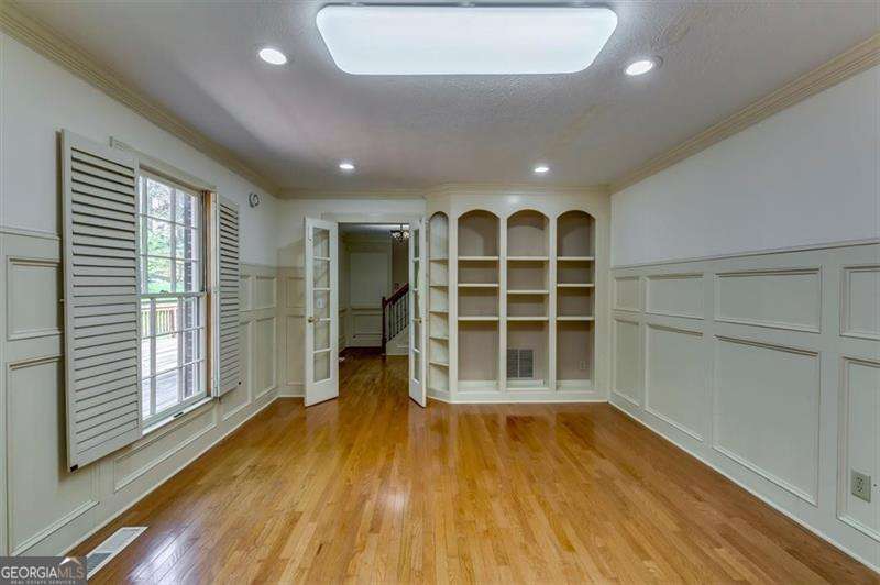 6963 Whispering Oaks Court Property Photo 5