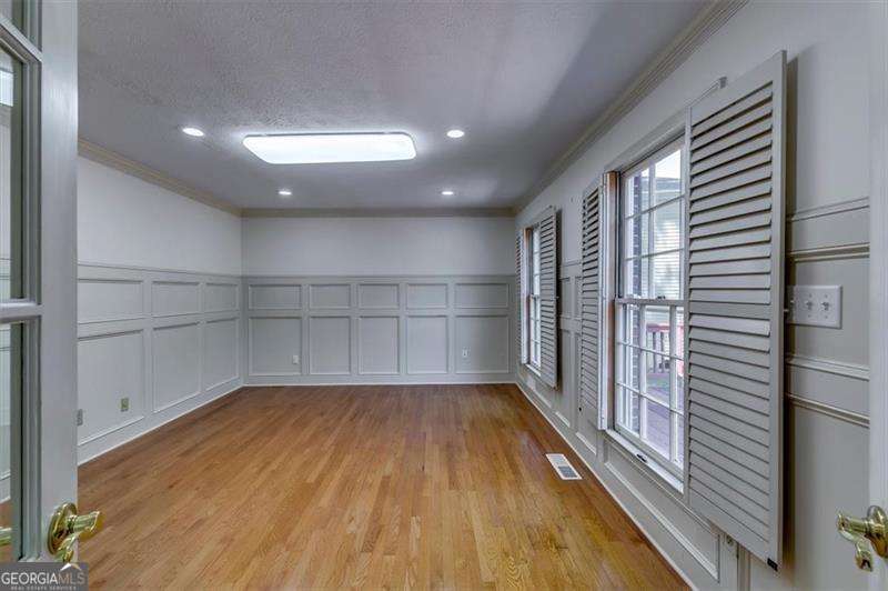 6963 Whispering Oaks Court Property Photo 6