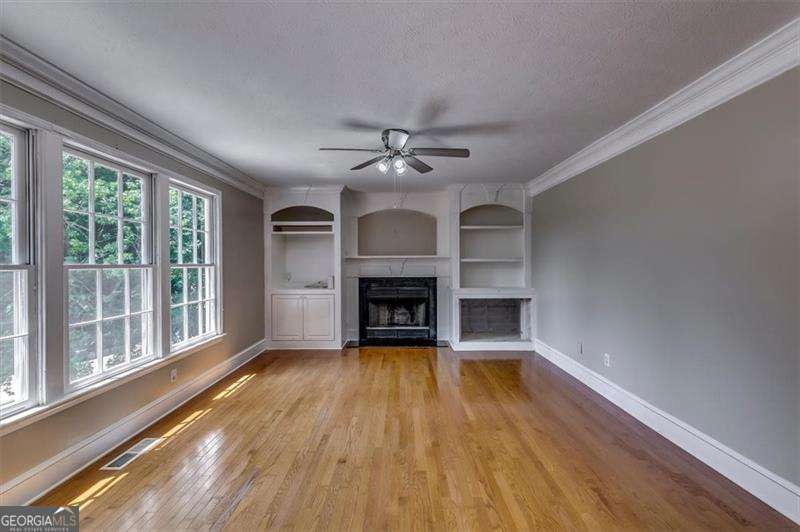 6963 Whispering Oaks Court Property Photo 8