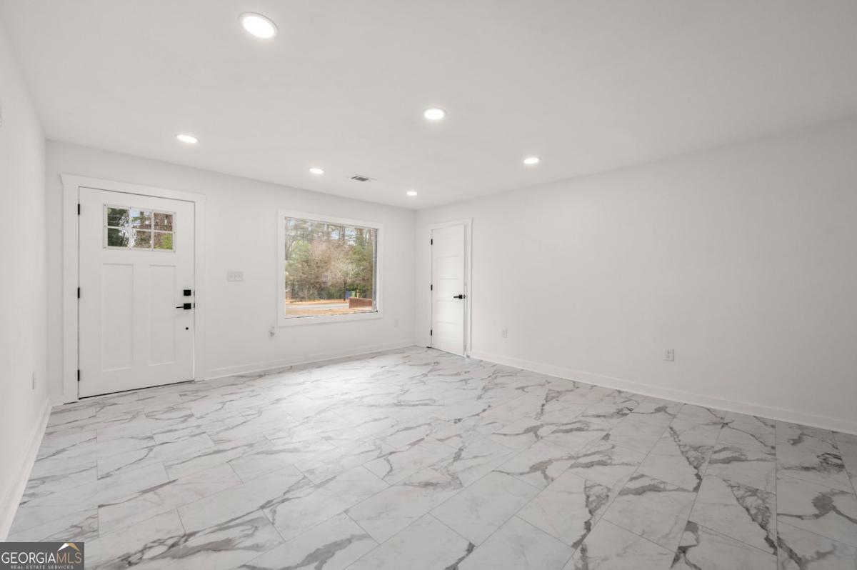 641 Hamilton E Holmes Drive Nw Property Photo 3