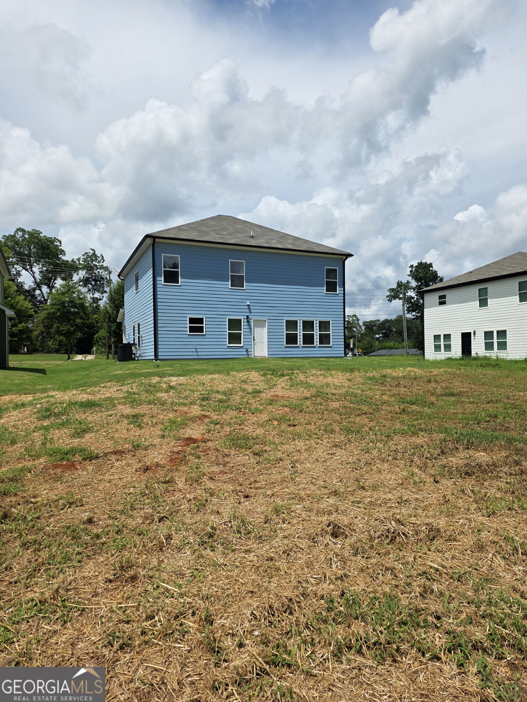 448 N Hill Street Property Photo 3