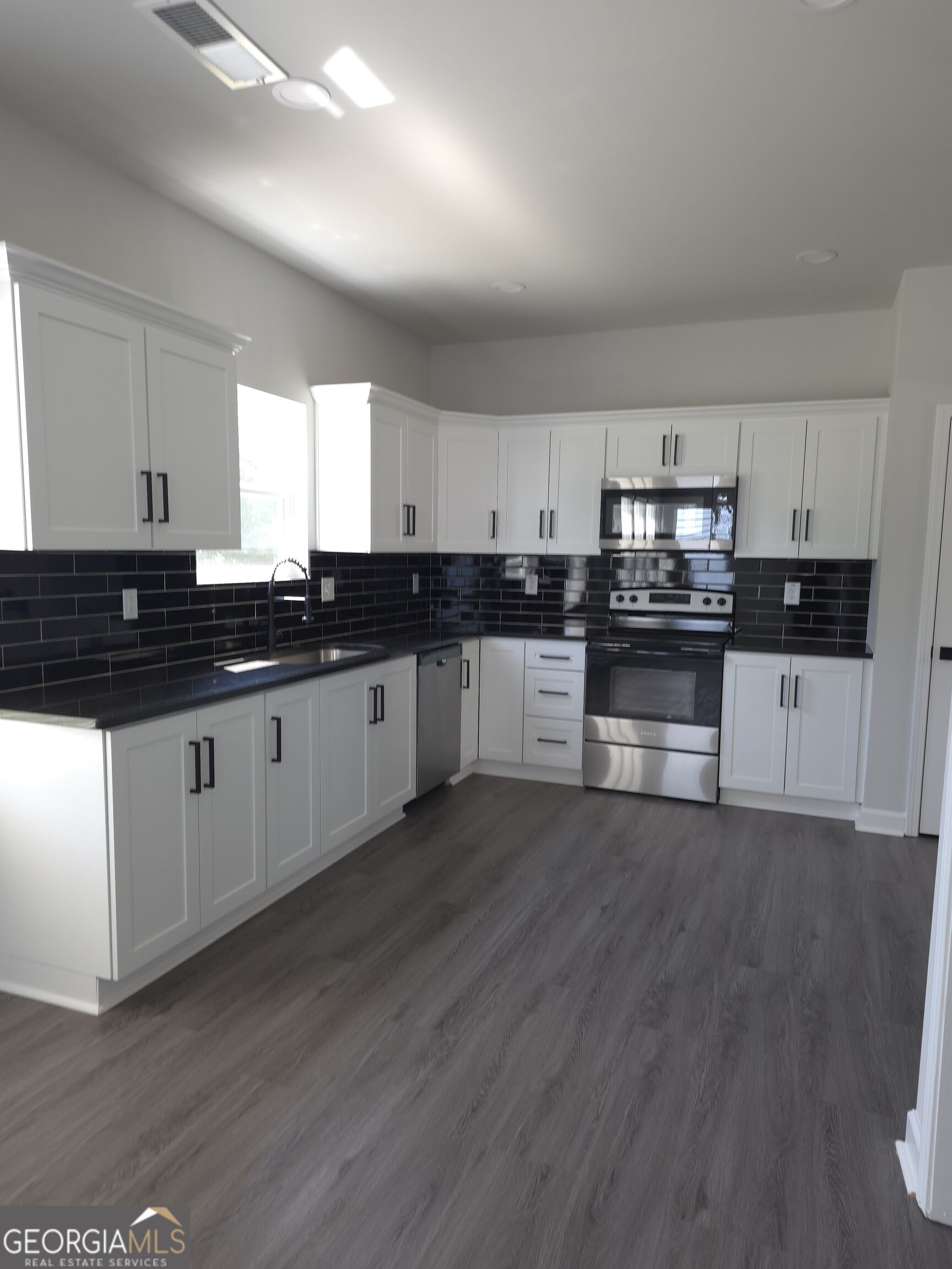 448 N Hill Street Property Photo 11