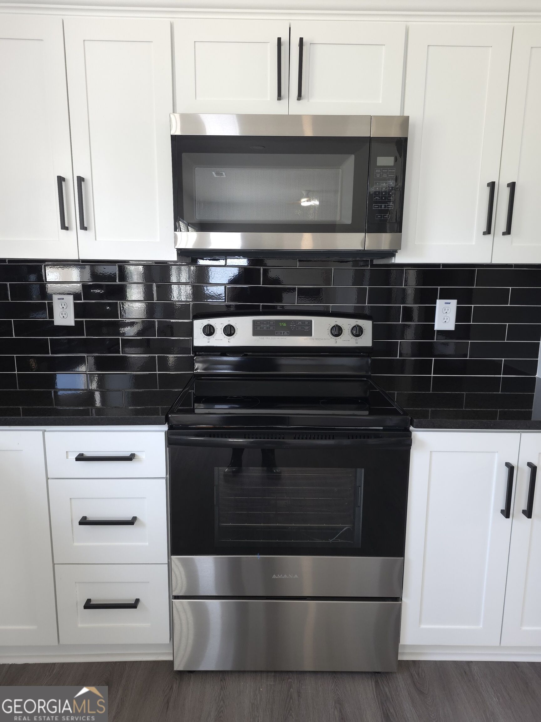 448 N Hill Street Property Photo 12