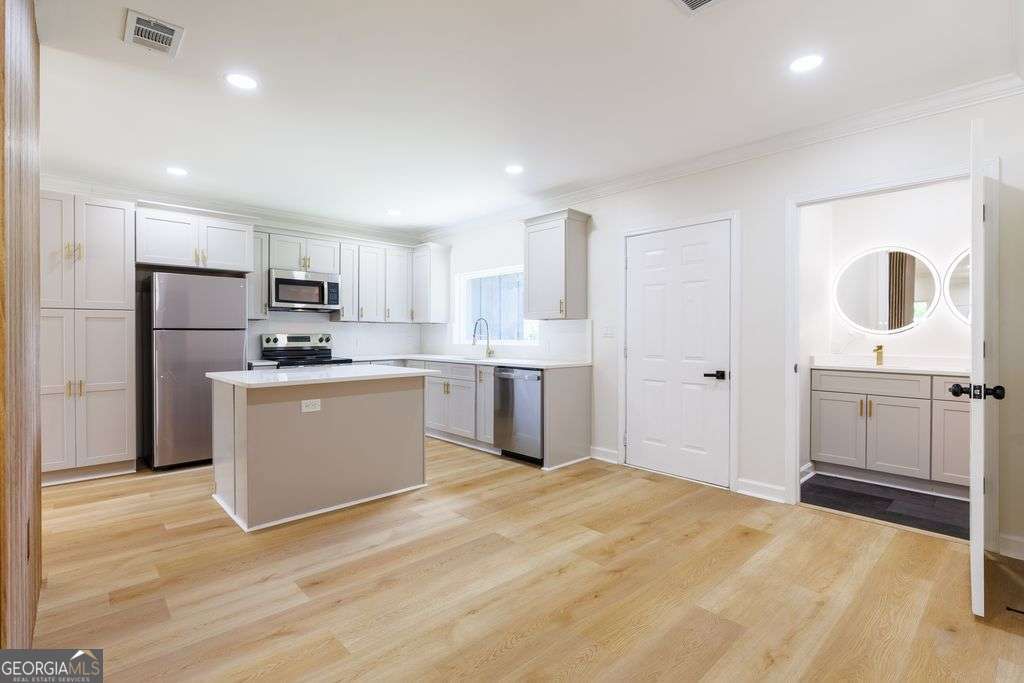 701 W Alden Avenue Property Photo 9