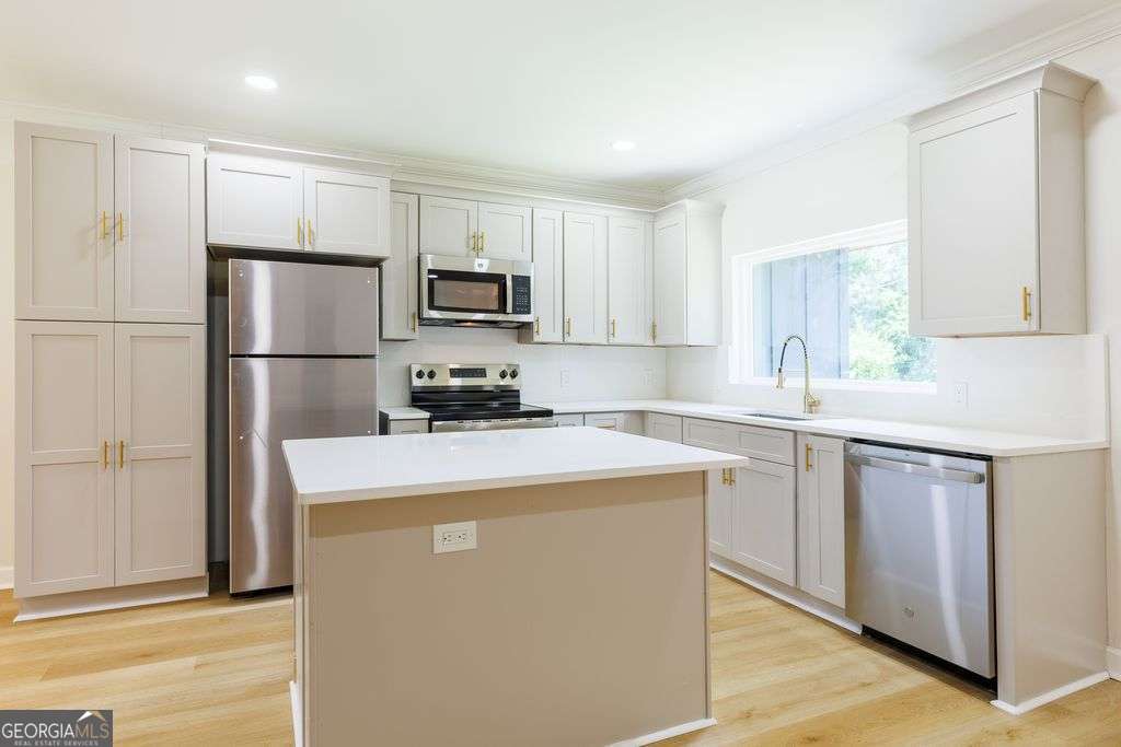 701 W Alden Avenue Property Photo 10