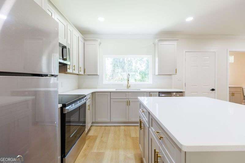 701 W Alden Avenue Property Photo 11