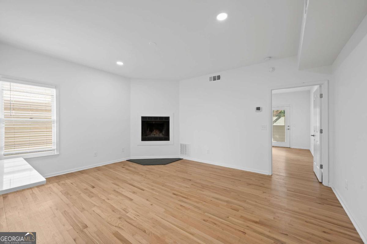 567 Winton Terrace Ne # D Property Photo 3