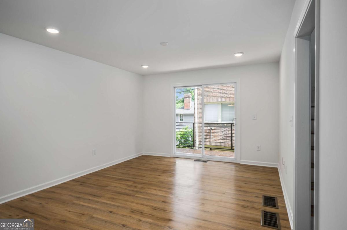 704 Durant Place Ne # D Property Photo 6