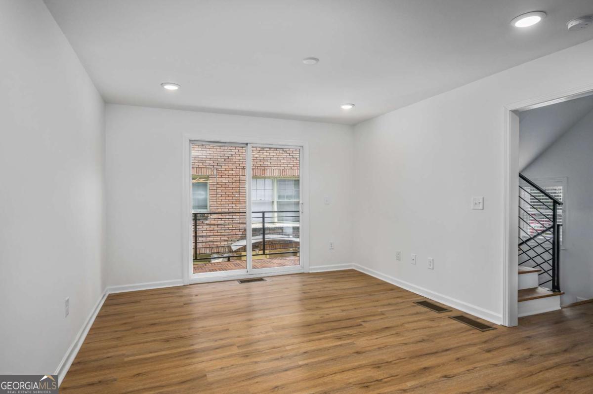 704 Durant Place Ne # D Property Photo 8