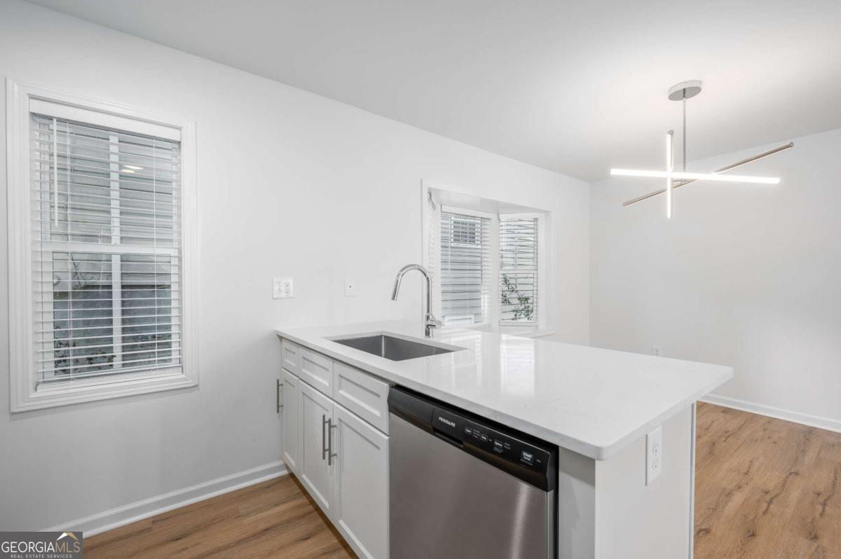 704 Durant Place Ne # D Property Photo 9