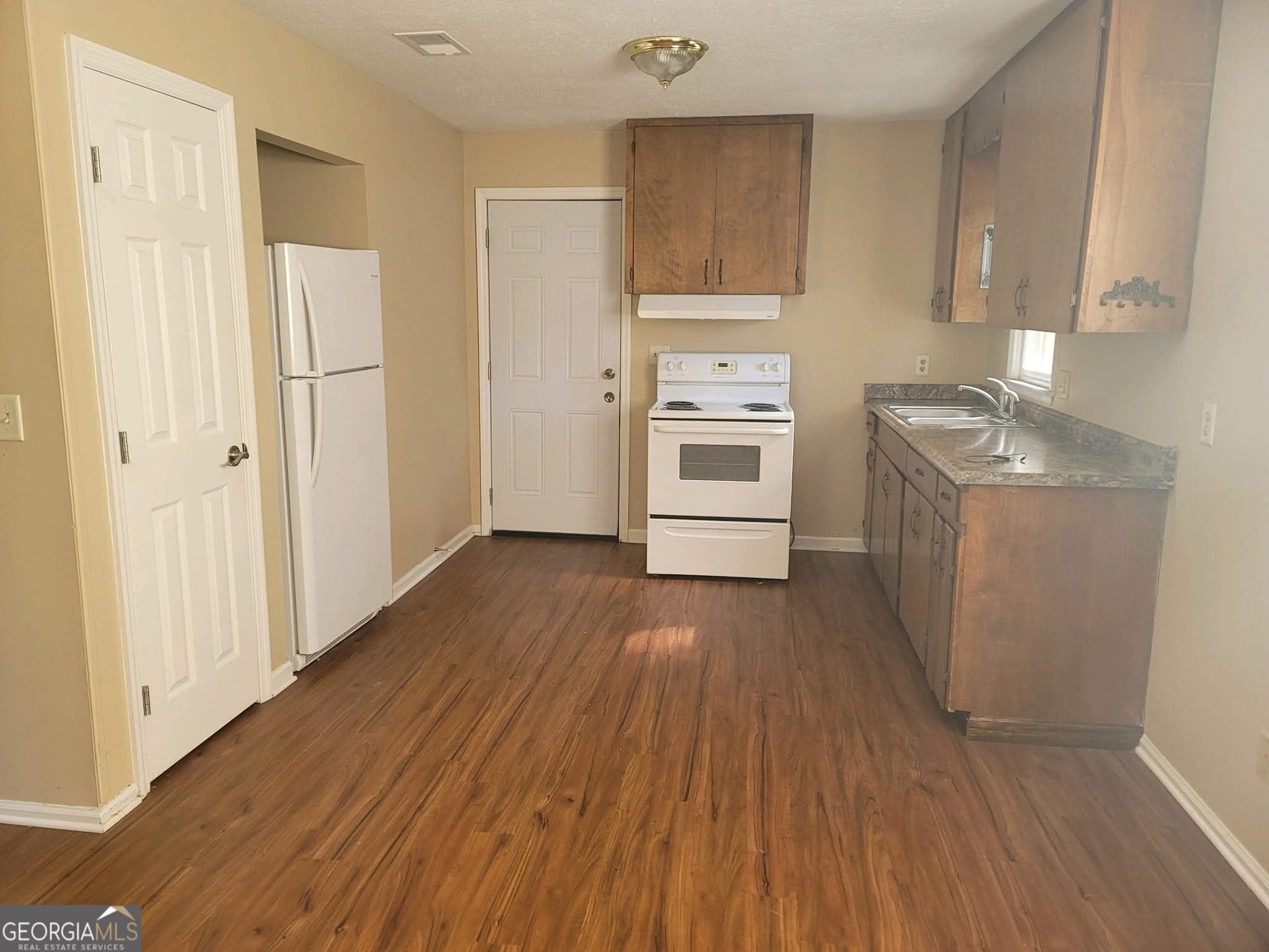 1210 Douglas Circle Property Photo 2