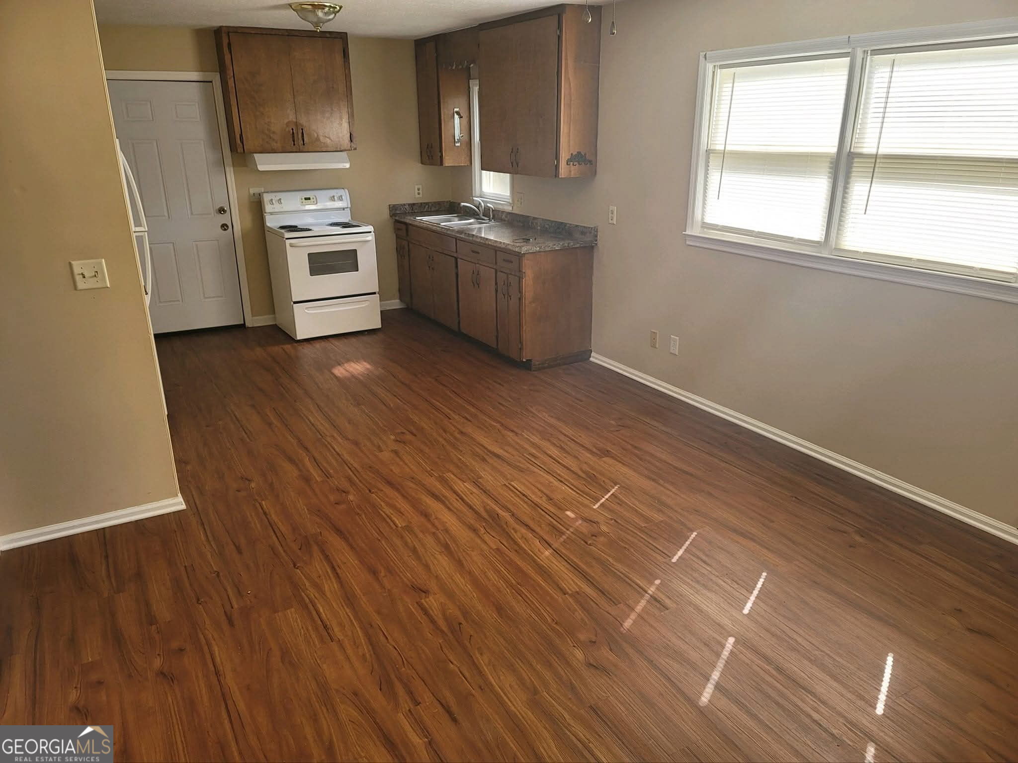 1210 Douglas Circle Property Photo 3