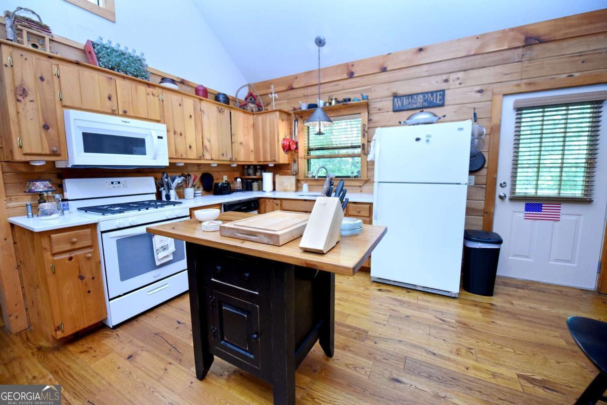 566 Sharewood Forest Property Photo 8