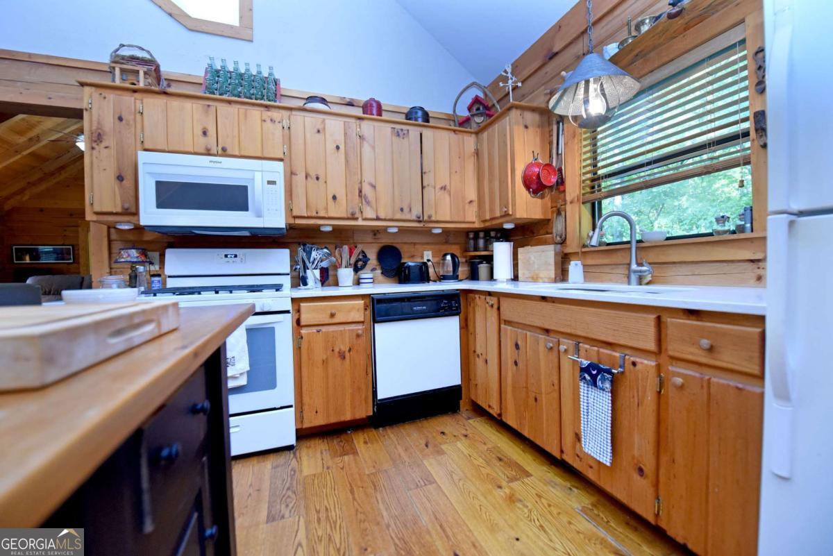 566 Sharewood Forest Property Photo 9