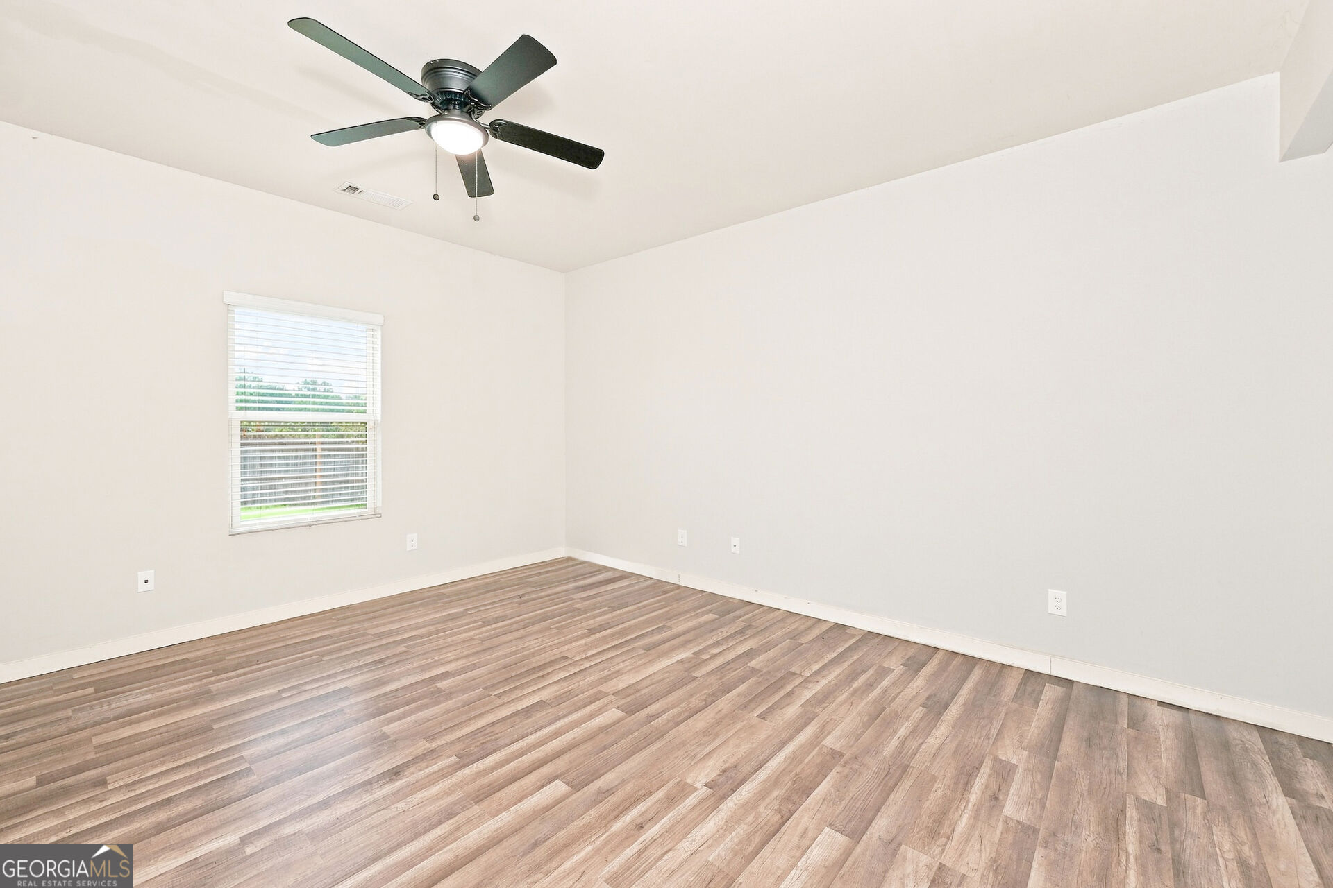 1043 Sutherland Drive Property Photo 2
