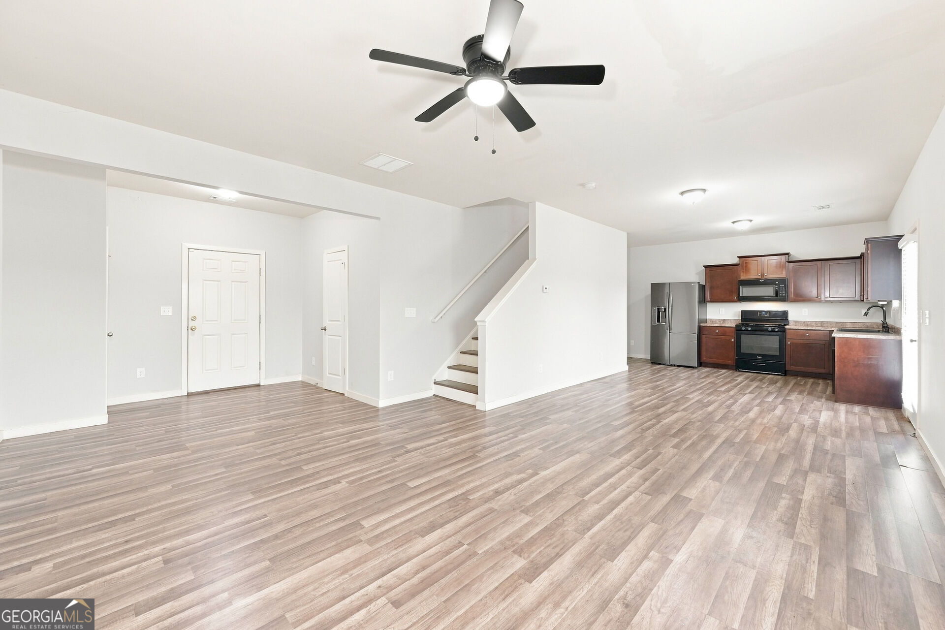 1043 Sutherland Drive Property Photo 3