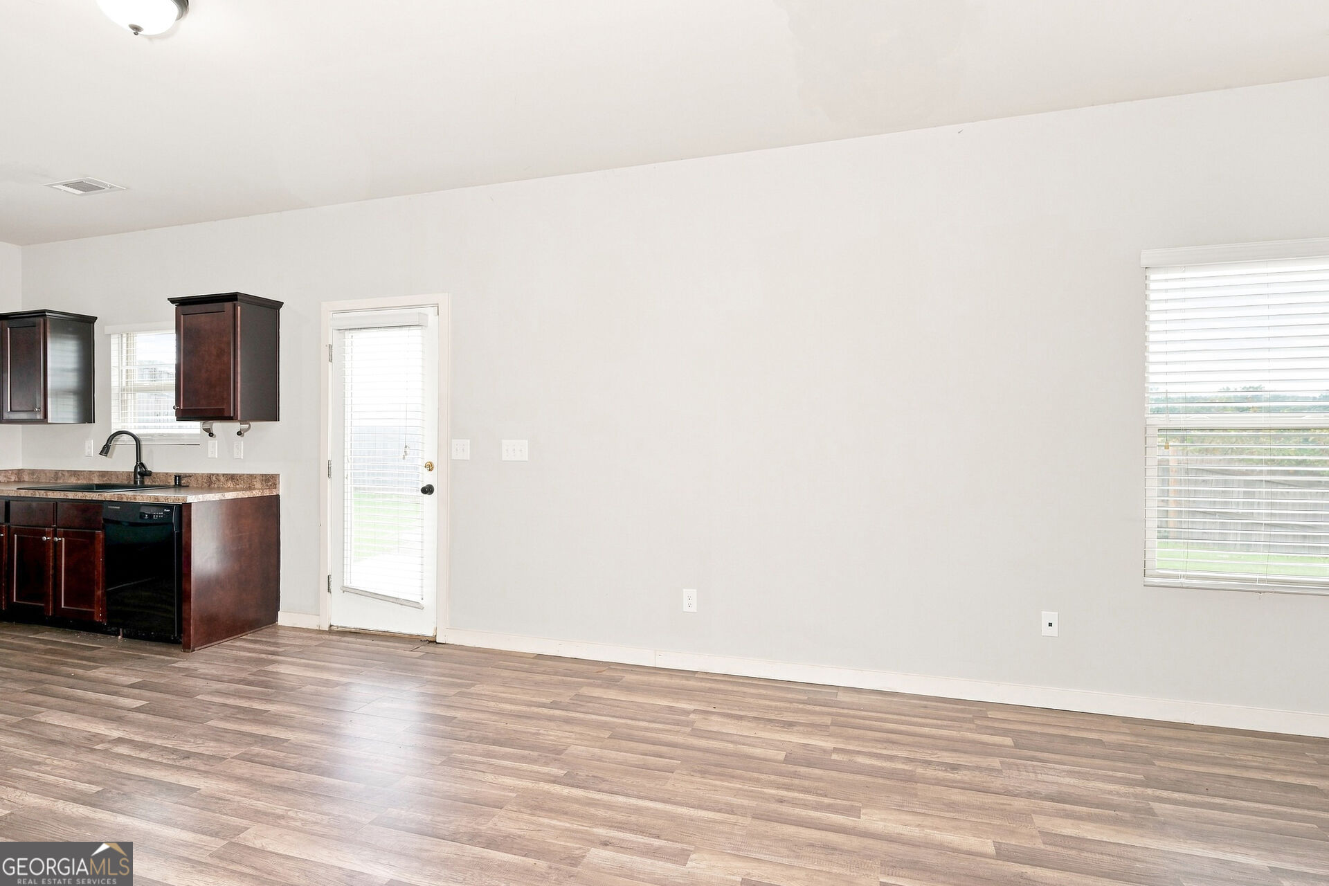 1043 Sutherland Drive Property Photo 4