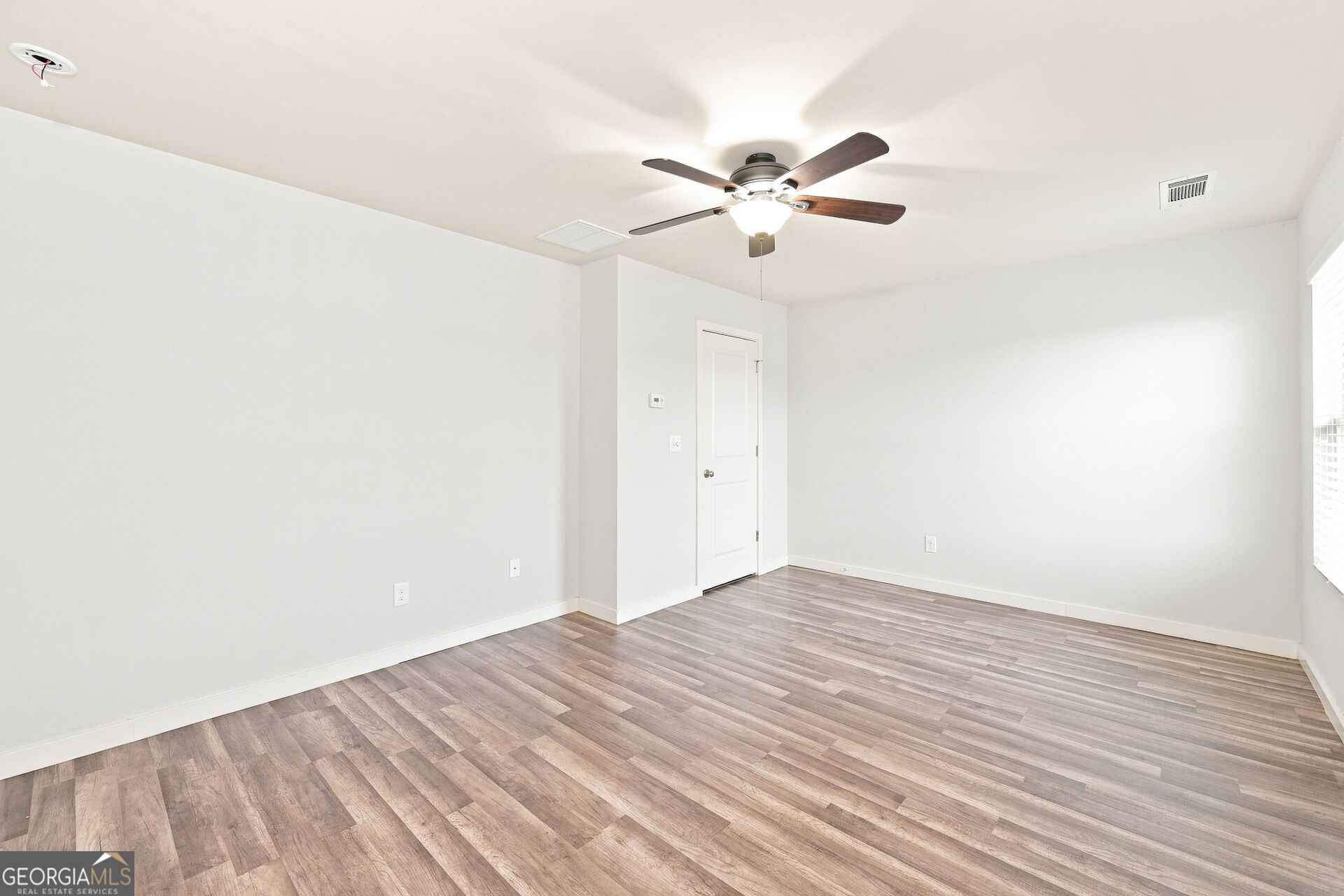 1043 Sutherland Drive Property Photo 8