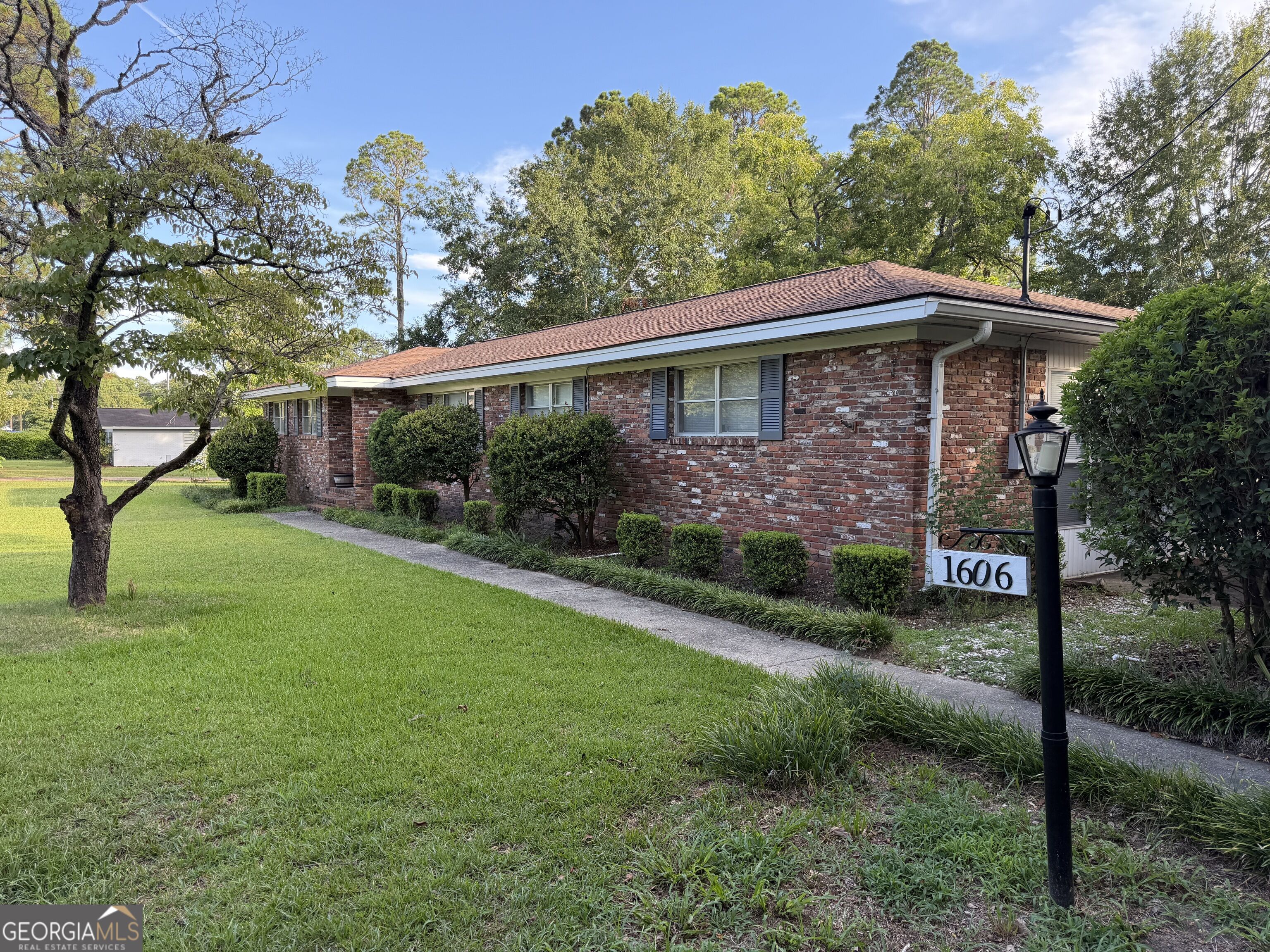 1606 Roberson Street Property Photo 3