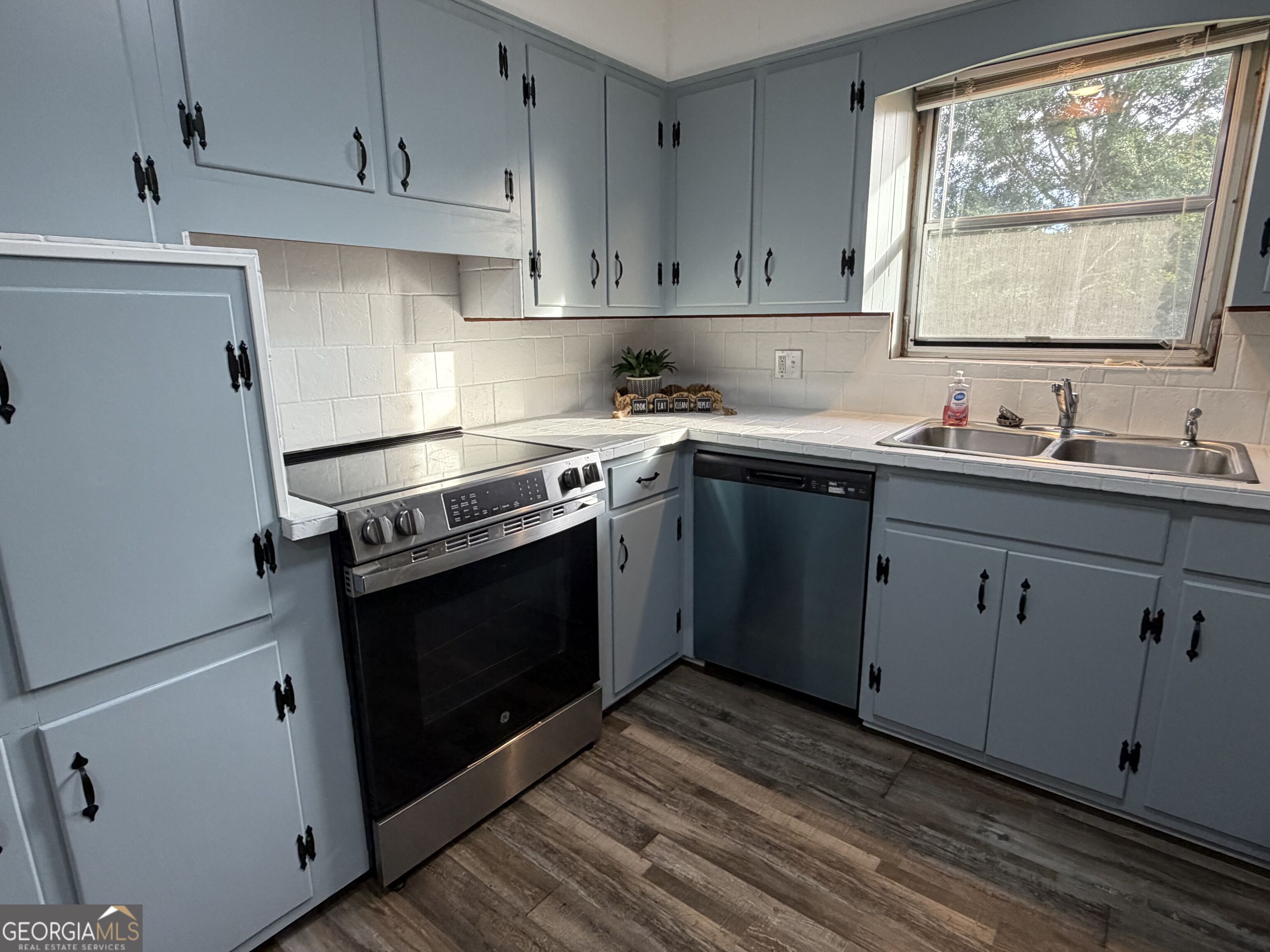 1606 Roberson Street Property Photo 16