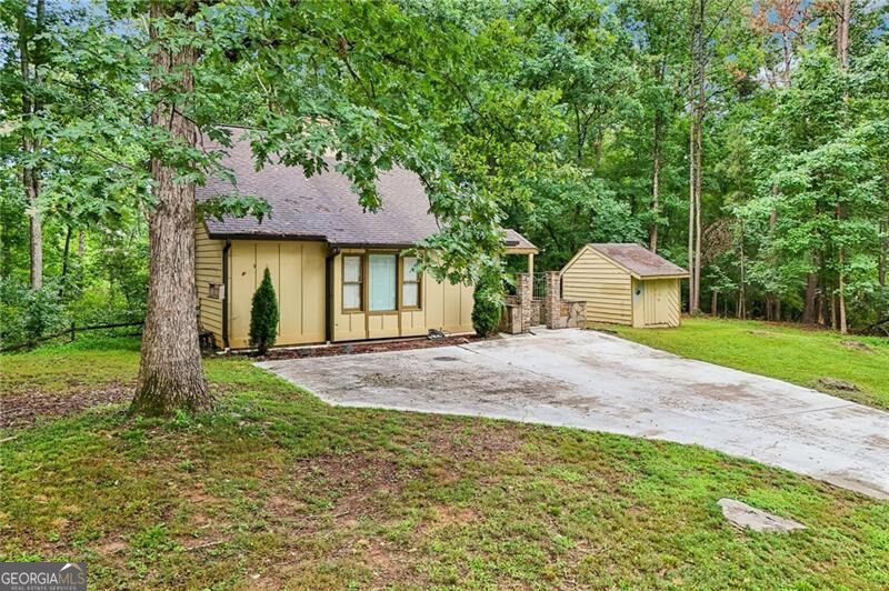 9080 Pine Tree Circle Property Photo 3