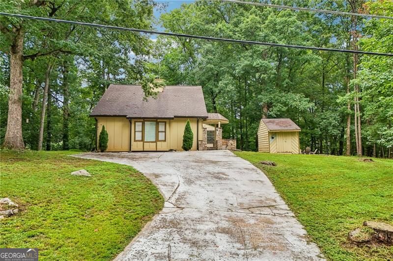 9080 Pine Tree Circle Property Photo 4