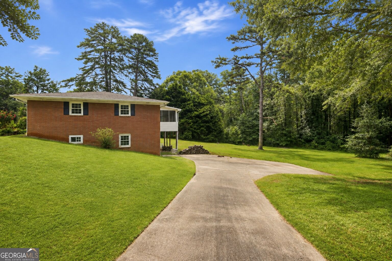 128 Scott Circle Property Photo 6