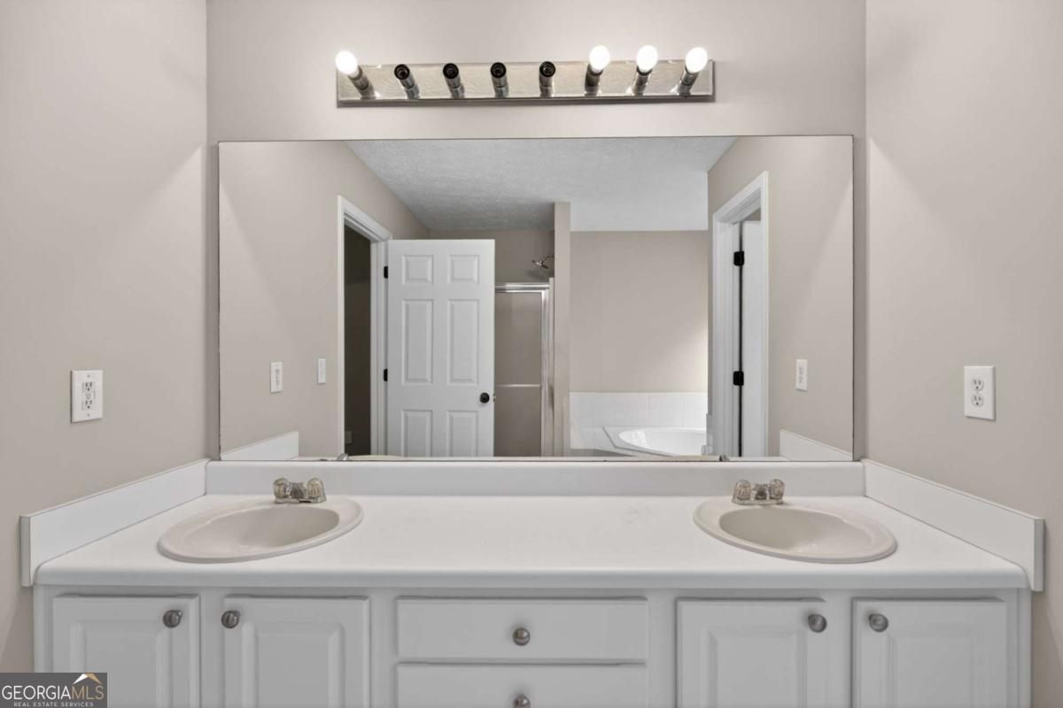 3301 Connie Way Property Photo 24