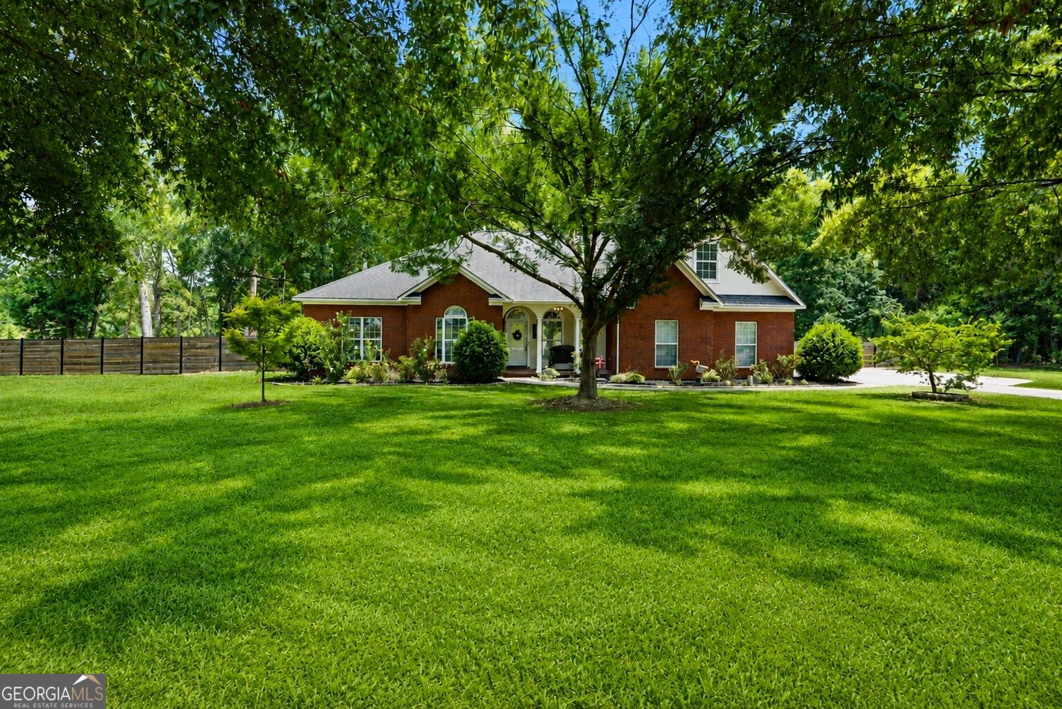 1201 E Hampton Drive Property Photo 1
