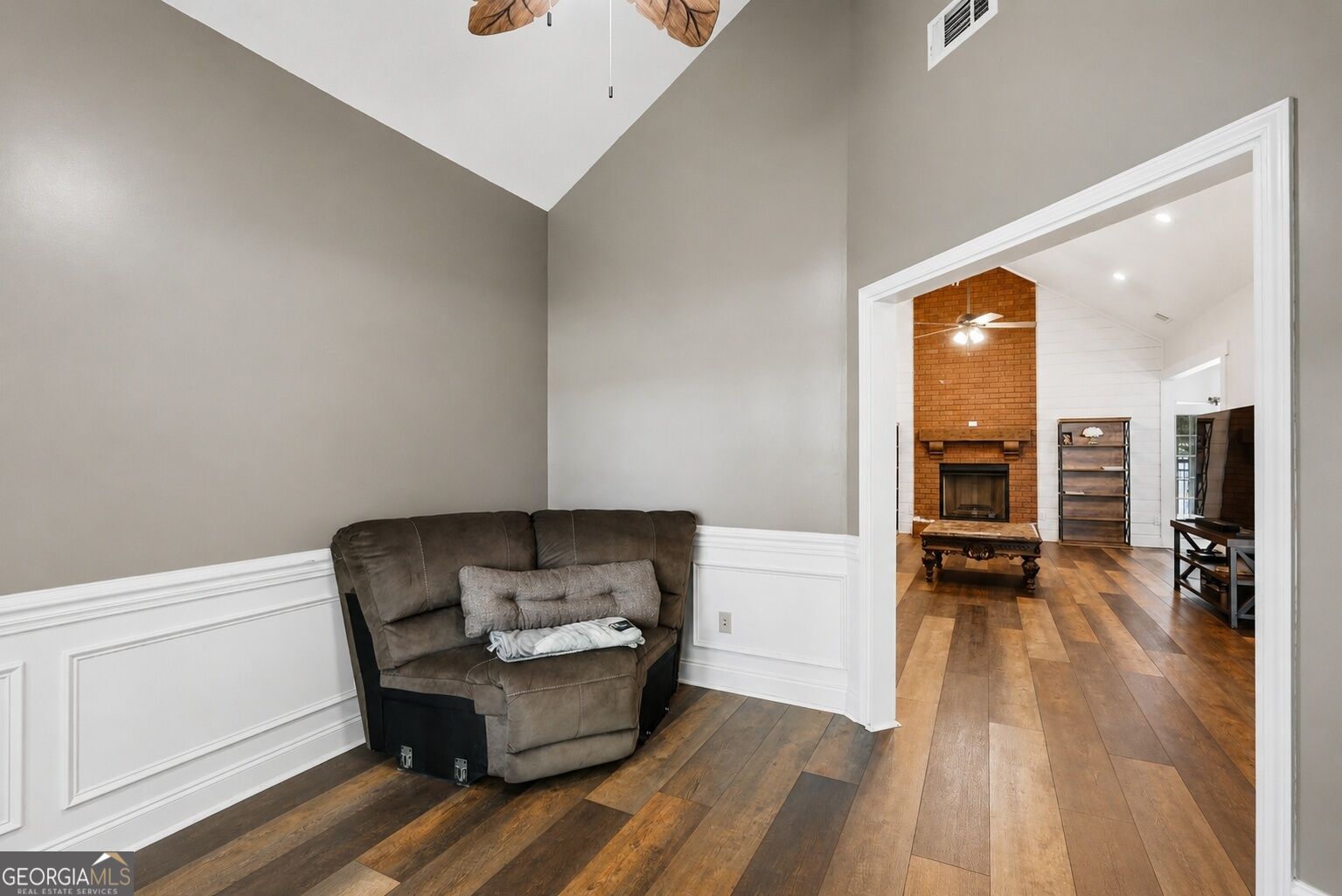 1201 E Hampton Drive Property Photo 4
