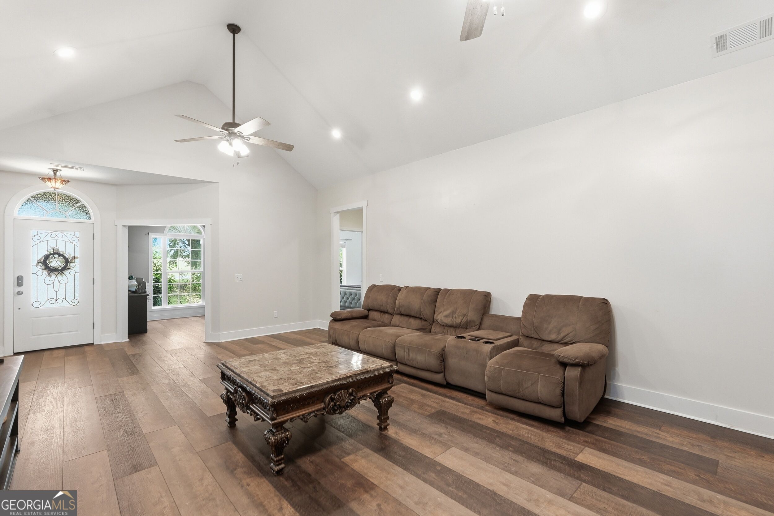 1201 E Hampton Drive Property Photo 5