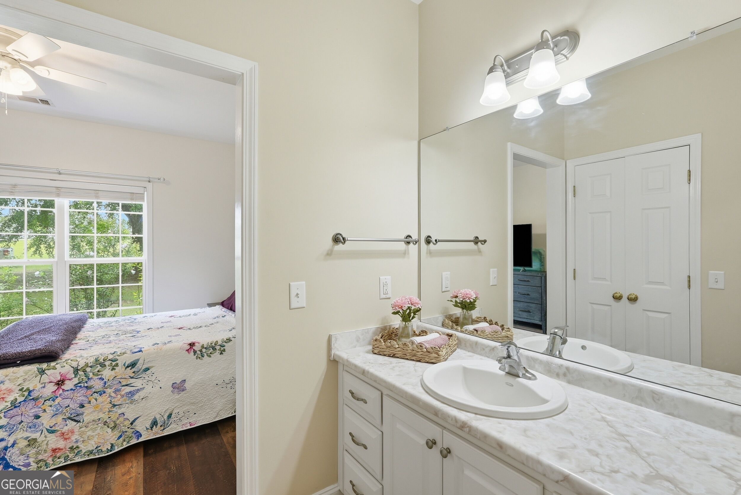 1201 E Hampton Drive Property Photo 15