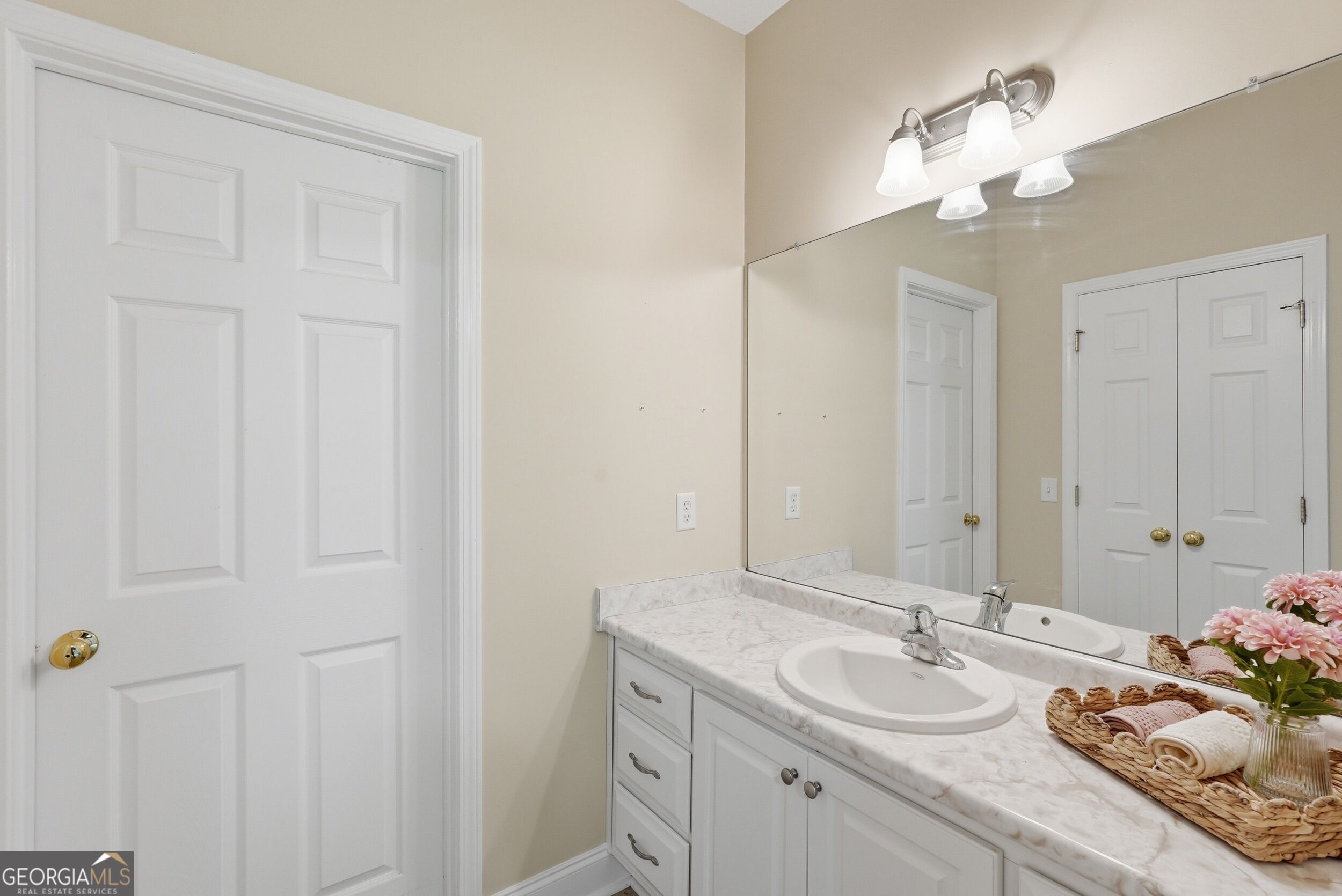 1201 E Hampton Drive Property Photo 17