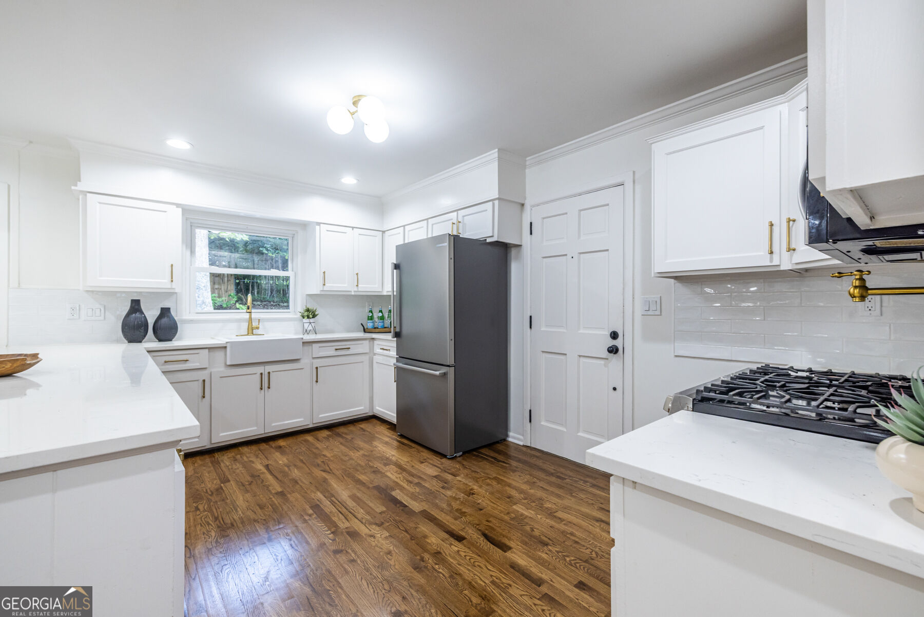 693 N Superior Avenue Property Photo 10