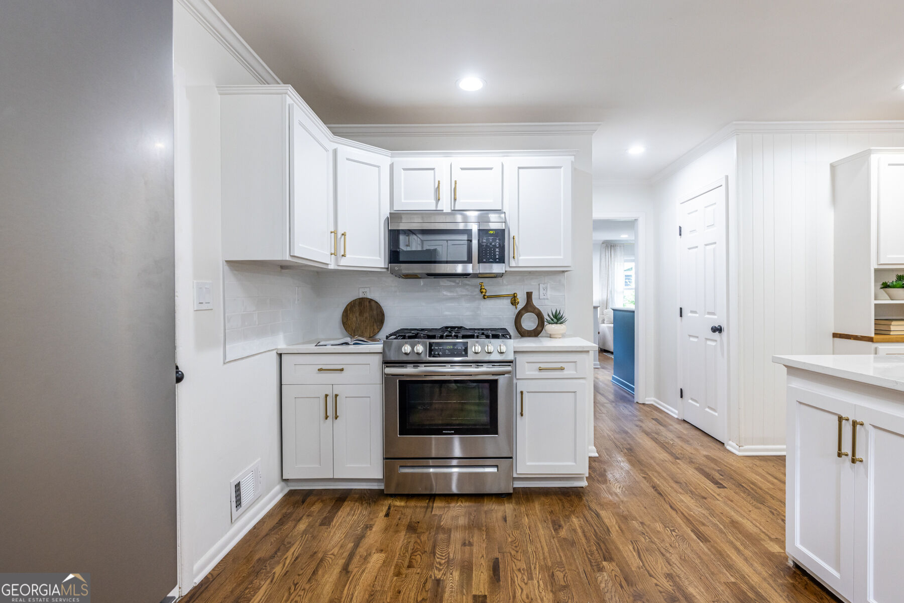 693 N Superior Avenue Property Photo 14