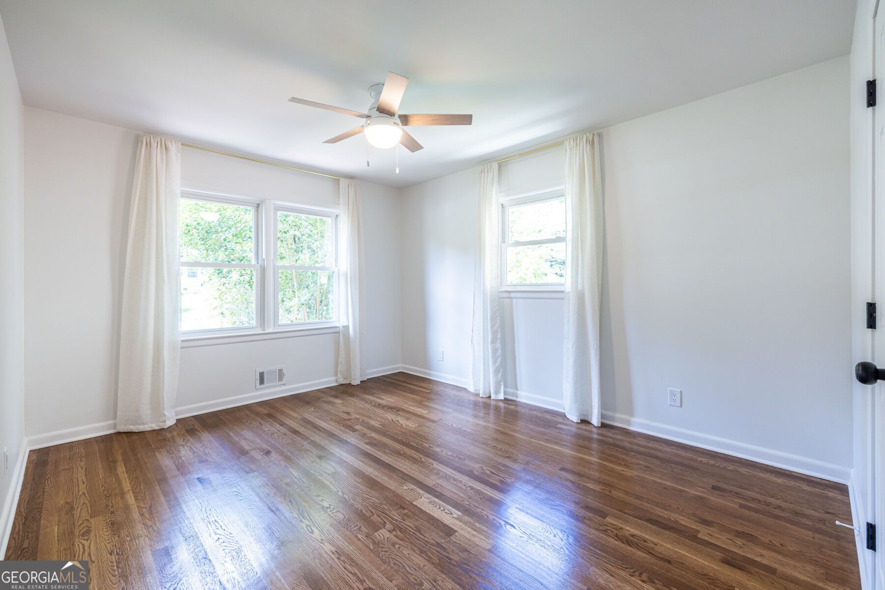 693 N Superior Avenue Property Photo 34