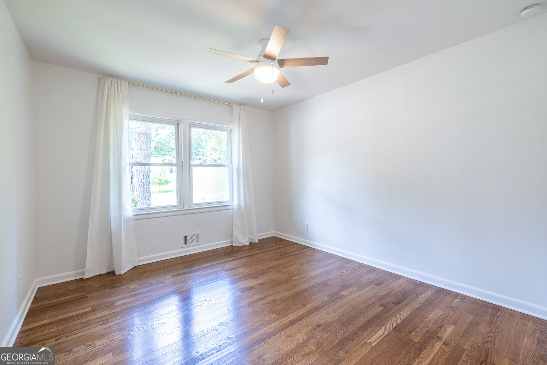 693 N Superior Avenue Property Photo 35