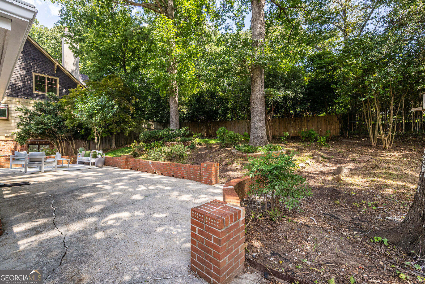693 N Superior Avenue Property Photo 44