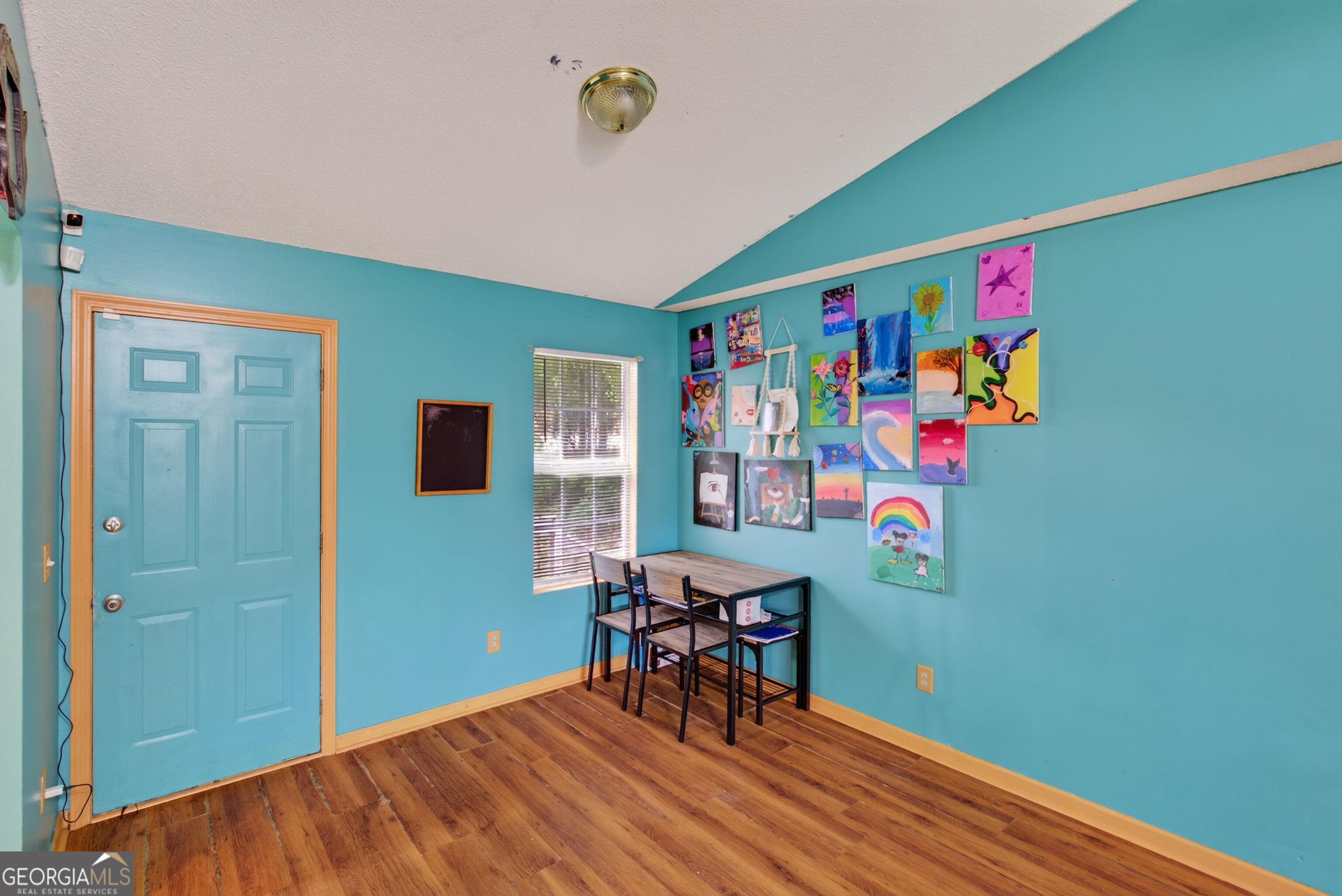 579 Edna Street Property Photo 4