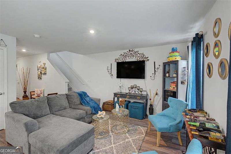 635 Tudor Street Property Photo 9