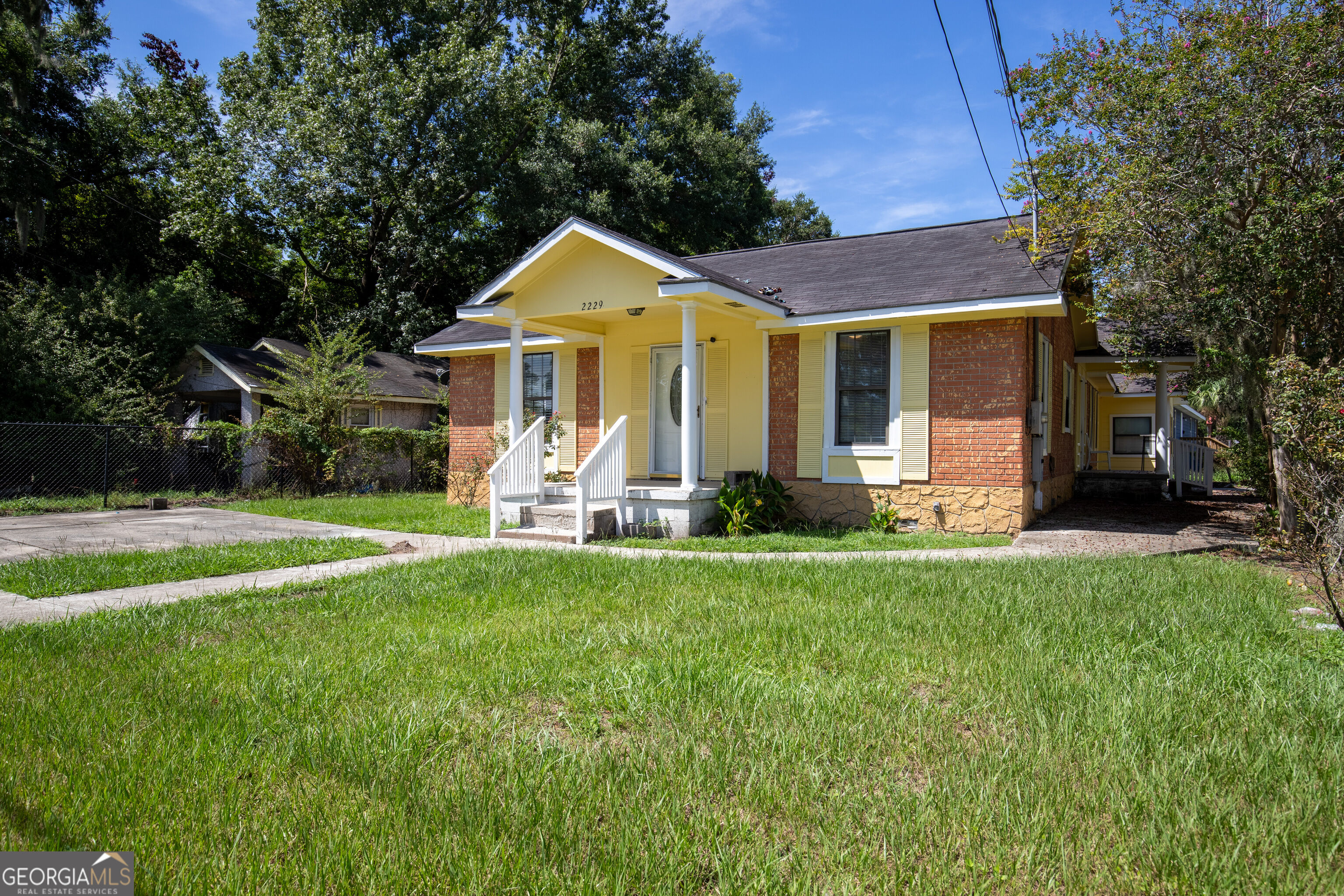 2229 Lee Street Property Photo 2