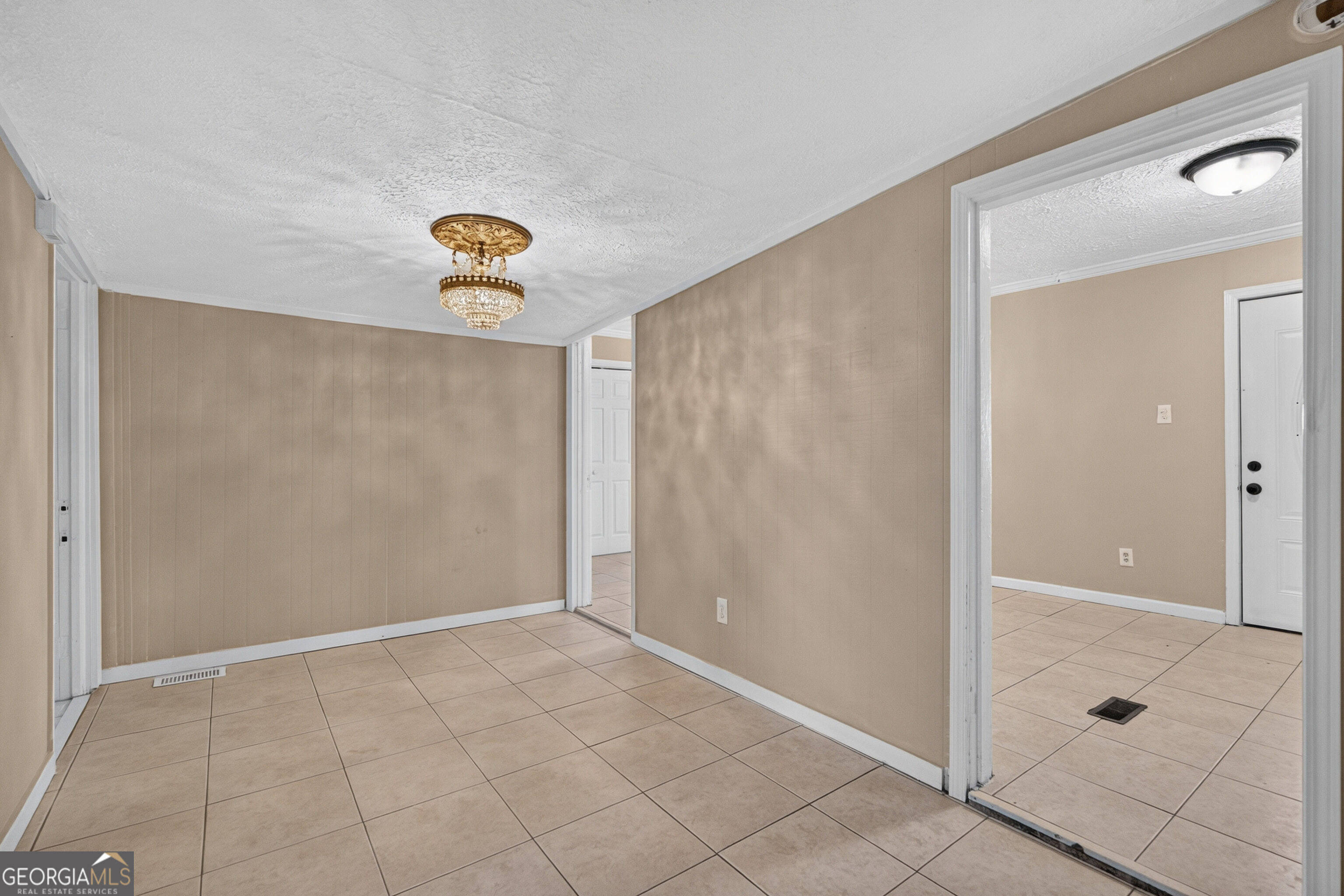 2229 Lee Street Property Photo 8