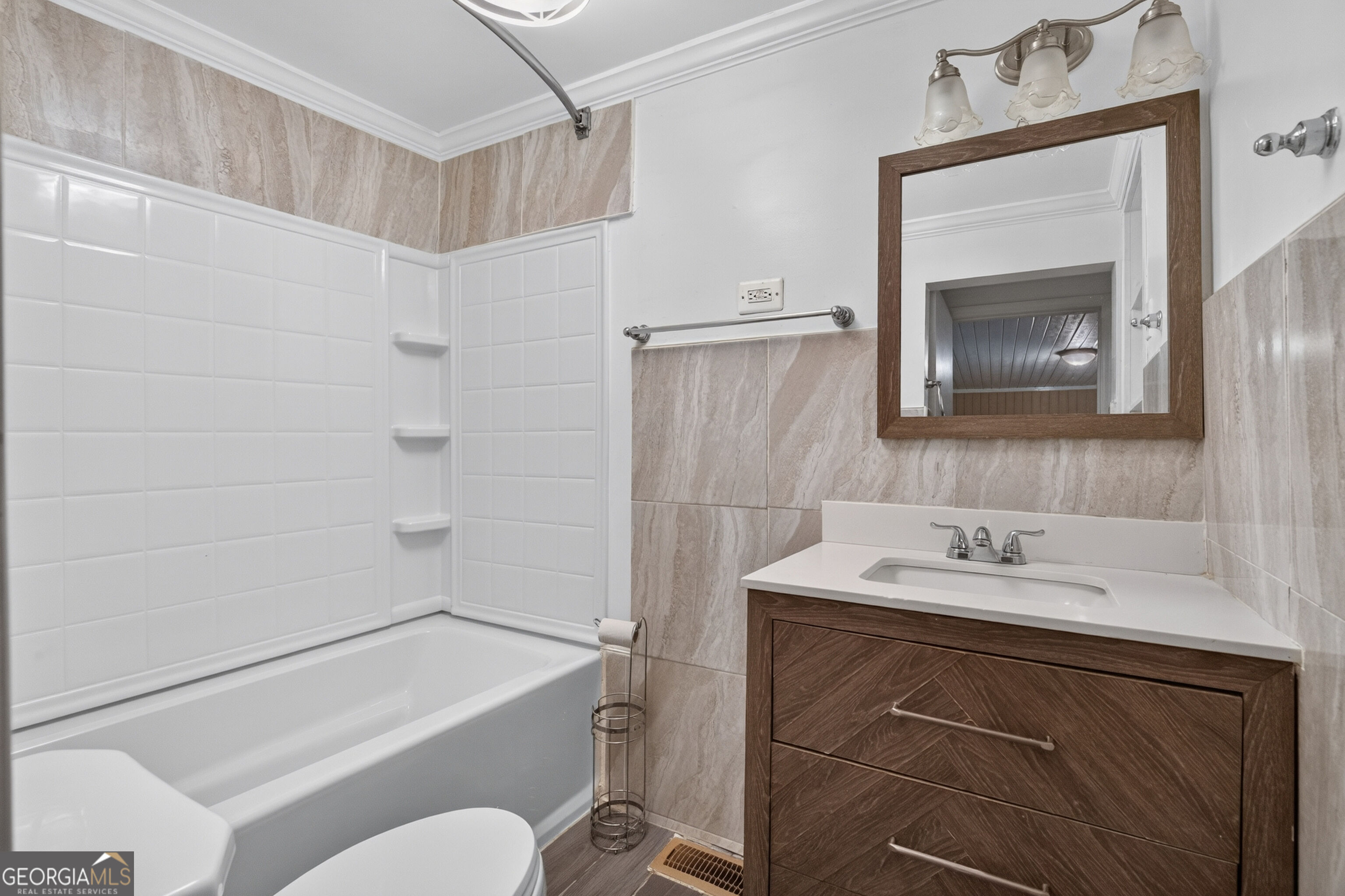 2229 Lee Street Property Photo 10